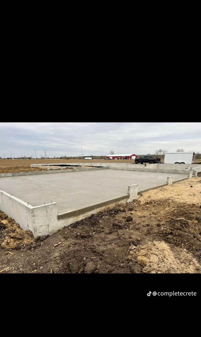 Monolithic building pad pour with foundation walls